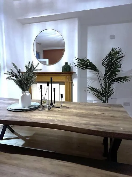 Charming 6Bedroom Barnsley House With Parking Sleeps 12 By Purestay United Kingdom